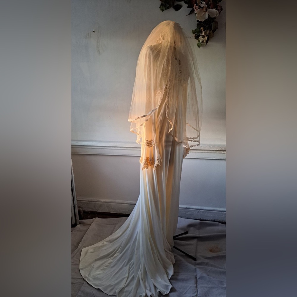 Unbranded small/medium vintage silk and lace 1960’s wedding gown with veil